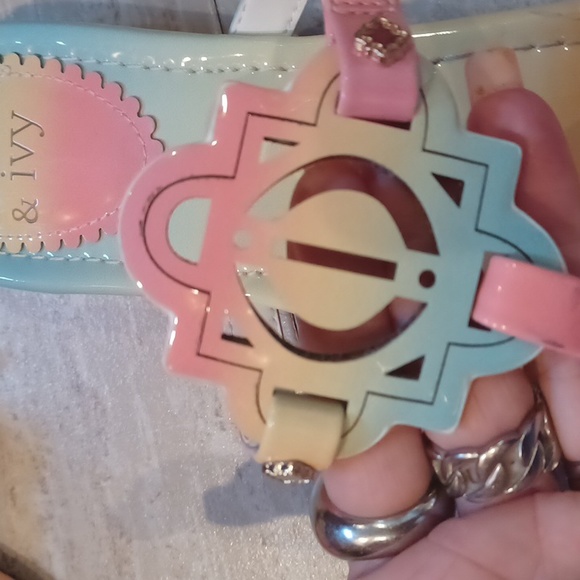 Gorgeous Crown & Ivy Wylie Pastel Thong Sandals - Picture 3 of 10